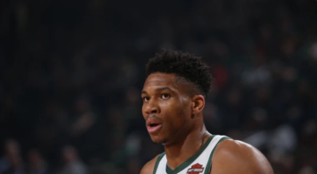 且听旭|疯狂倒计时干扰！字母哥半节两次造犯规 两次两罚一中还超时