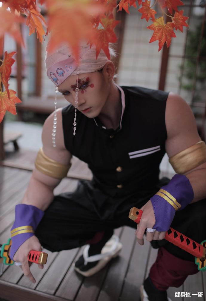 健身圈一哥 撸铁健身打造一身腱子肉，超爱cosplay，宛如画中走出来的肌肉美男！