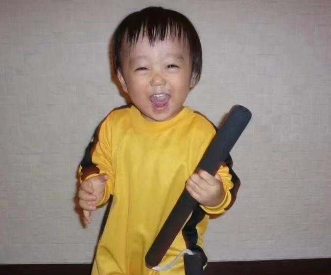 一员肌肉猛将|日本10岁小男孩拥有6块腹肌，肌肉不输成年人，全家偶像是李小龙