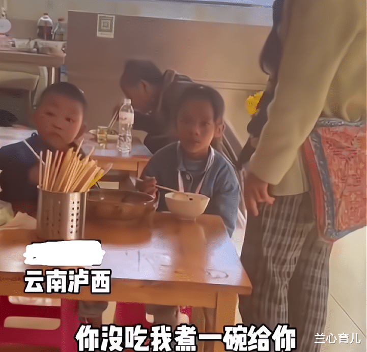 兰心育儿|妈妈带着两个孩子,却只买得起一碗米线,老板的话让人沉默