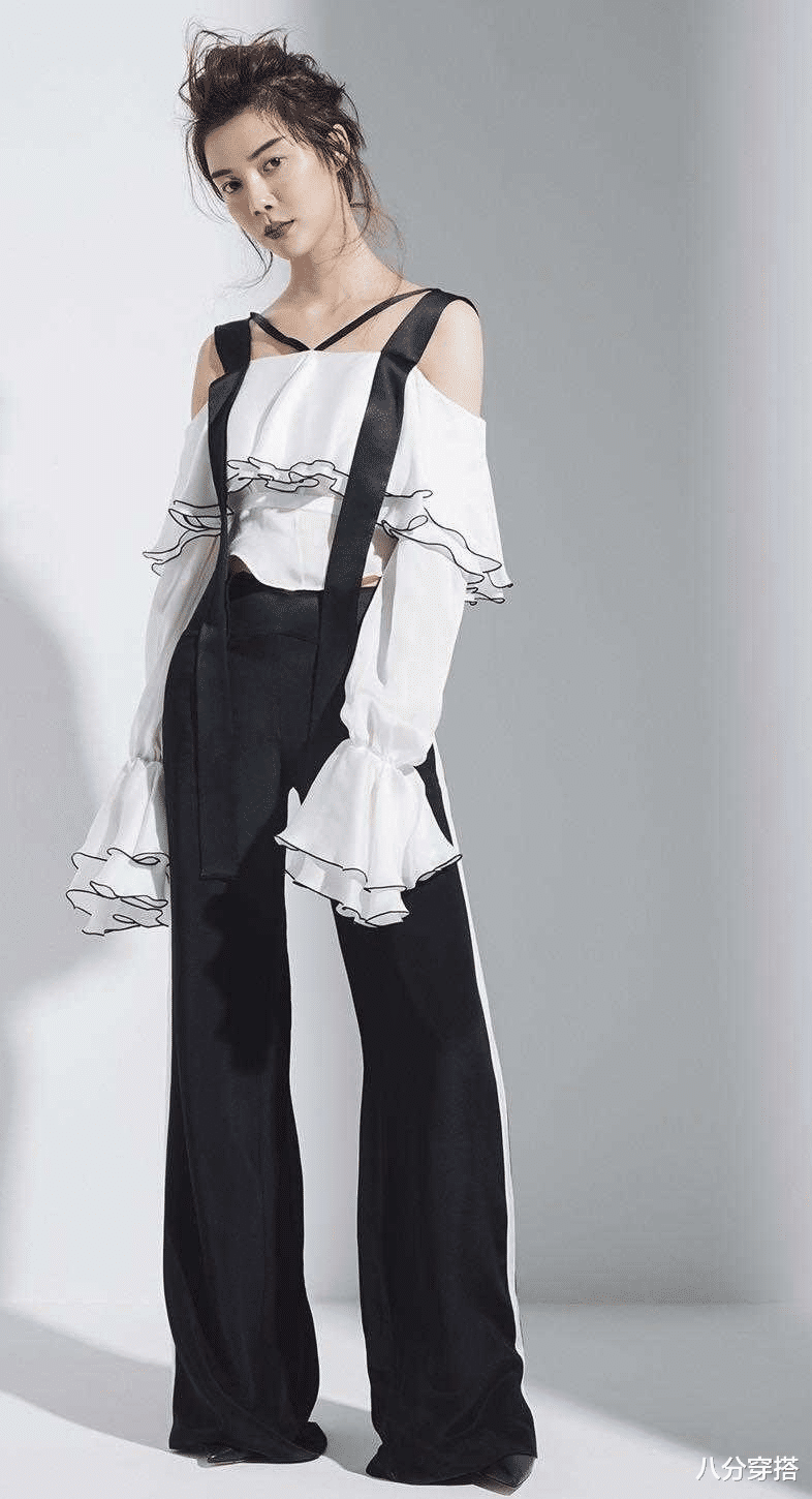 车晓|车晓的气质感真是“绝”了，红色抹胸连衣裙优雅温柔，美出新高度