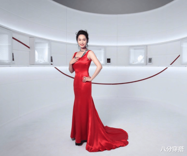 八分穿搭|朱茵造型“翻车”了？穿露肩连衣裙成熟高贵，挤出腰部赘肉好尴尬