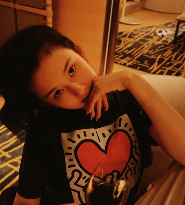 宋祖儿|宋祖儿和狗合影，却只顾自己凹造型，低头看一眼狗子表情：笑疯了