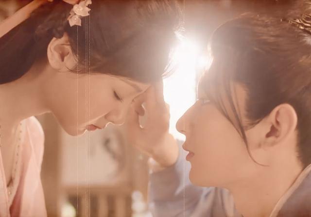 杨紫|《沉香如屑》官方新年发糖，成毅杨紫浴桶吻戏，隔着屏幕都超级甜