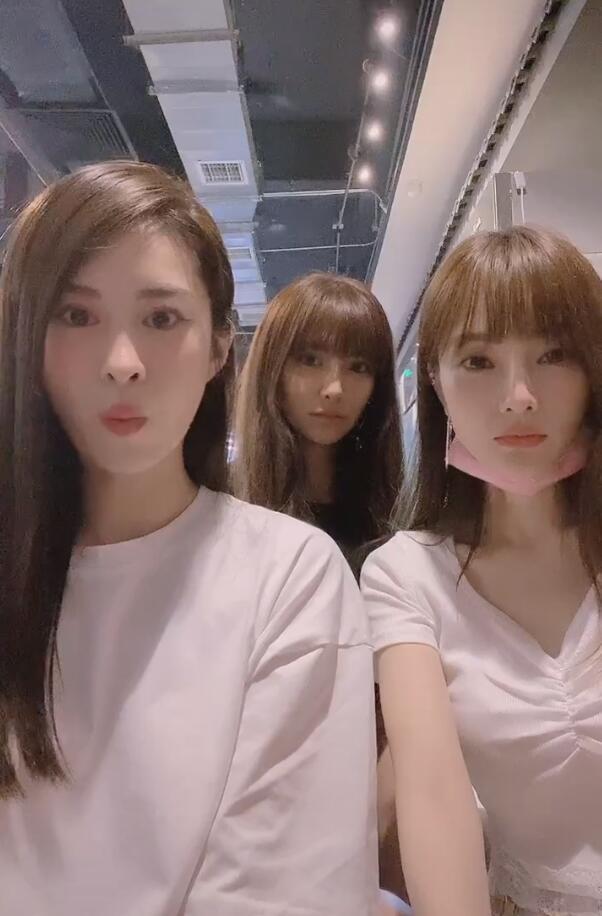 李小璐|李小璐闺蜜再换男友，甩小16岁小鲜肉后，和现任秀恩爱被一把推开