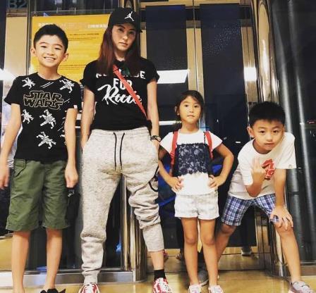 张柏芝|张柏芝小儿子正面照曝光！颜值超越大哥二哥，长相越看越熟悉！