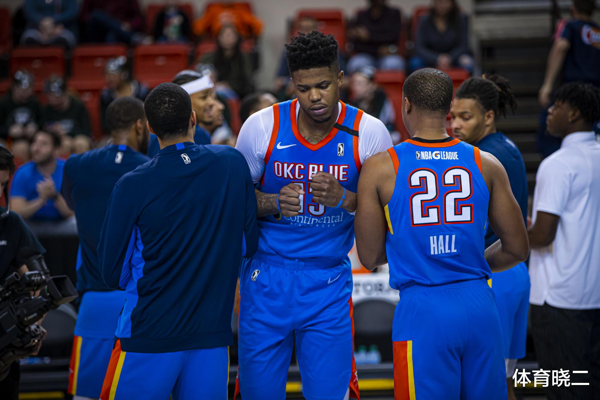 火箭队|火箭再签约!2米11内线悍将正式加盟,21岁小将表现出色却无缘