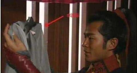 胡歌|史上最尴尬穿帮镜头，胡歌和唐嫣脖子都憋红了，导演应该提醒一下演员吧