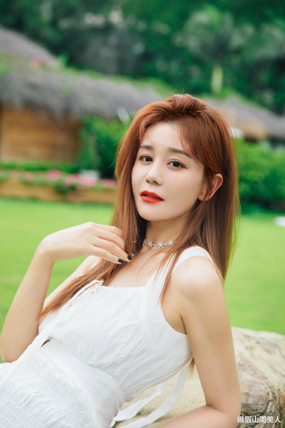 峨眉山周美人|海陆的“苦情脸”太吃亏了，穿大红色长裙亮相，看着一点也不喜庆