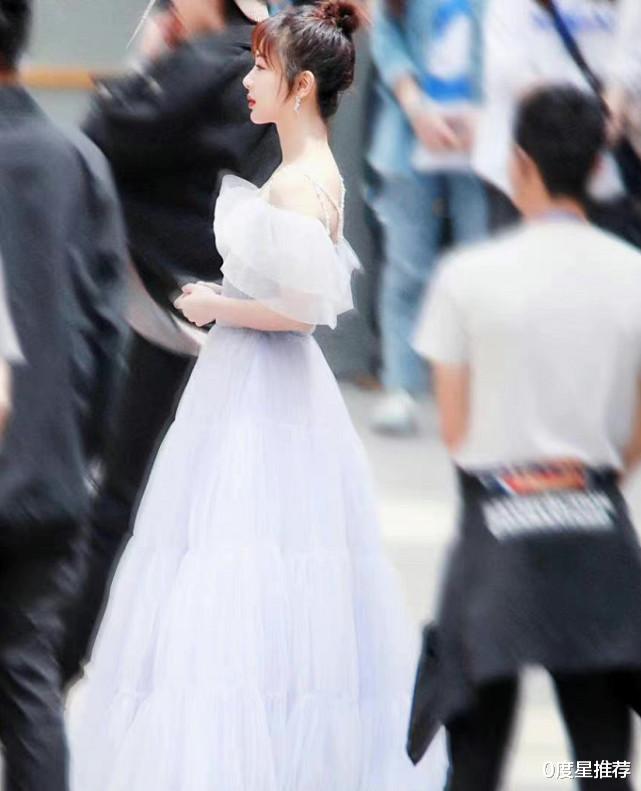 杨紫|有种“敢穿”叫减肥后！杨紫白裙只靠两根细带吊着，天鹅颈秀出惹人叹