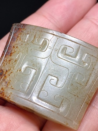 和田玉籽料|战汉 和田玉籽料 白玉沁色 勾云纹 剑珌