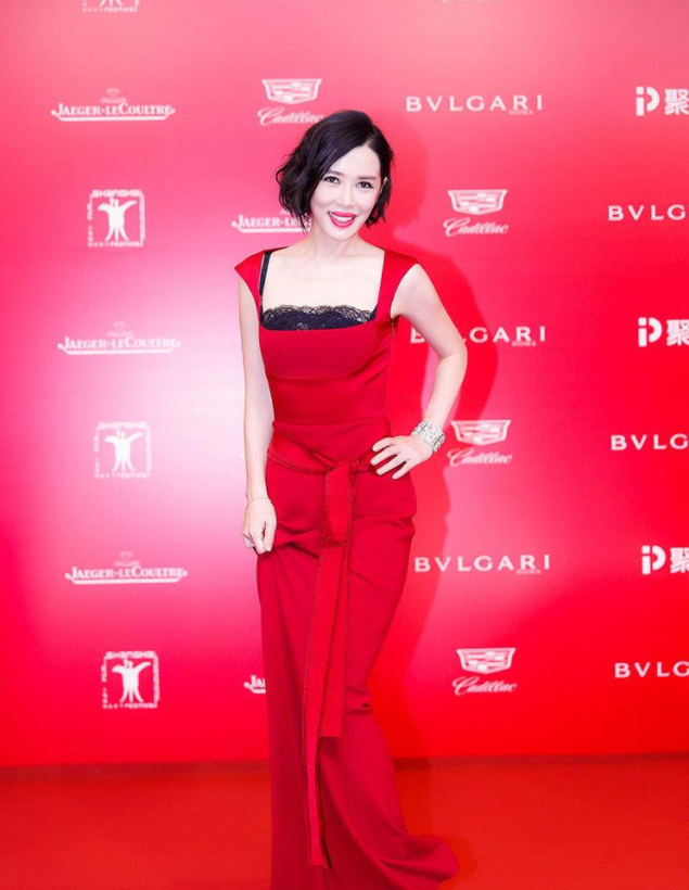 余男|她是国内最性感女星，与导演同居12年无子被甩，今身价40亿无人娶