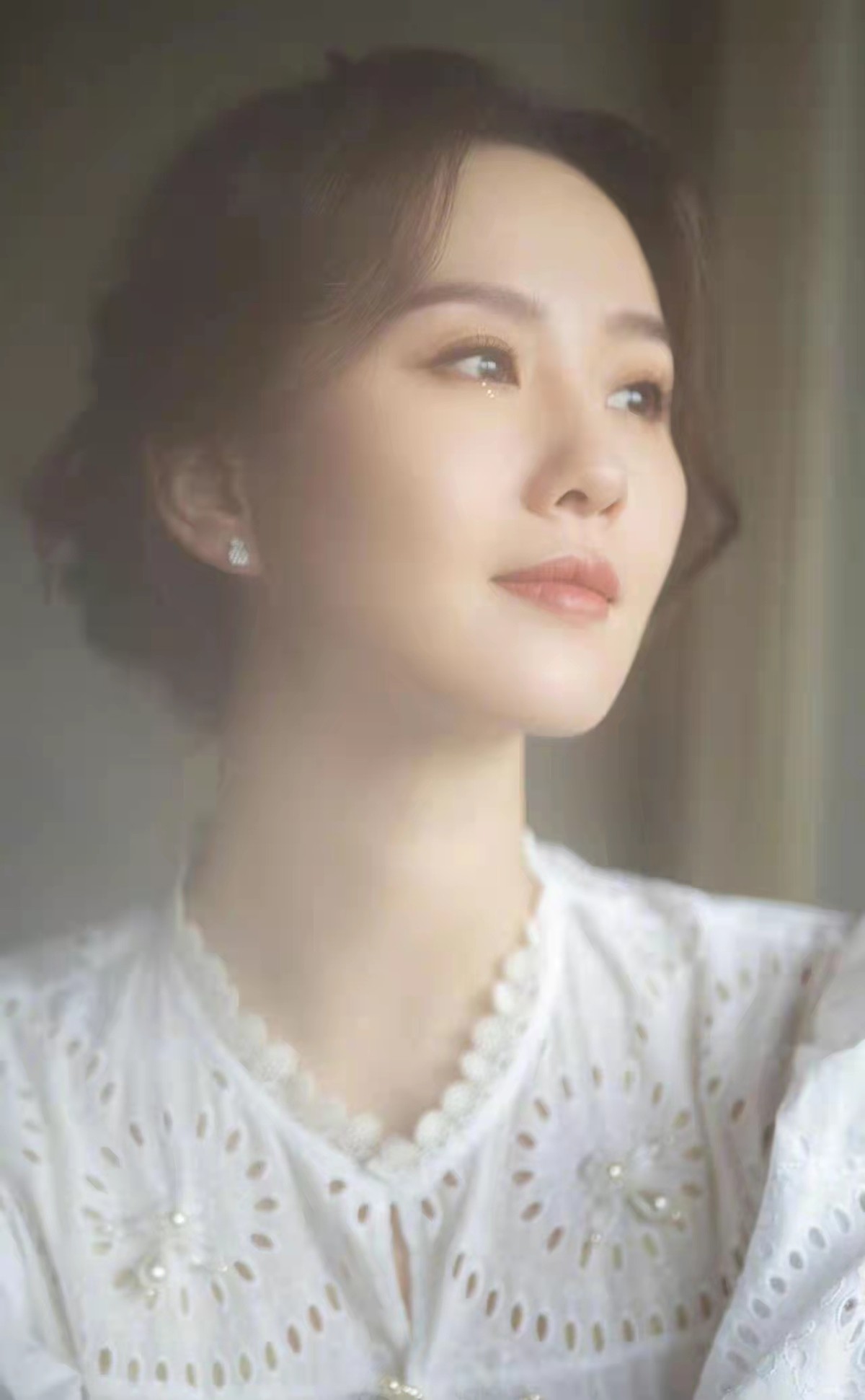 刘诗诗|刘诗诗换发型美貌创新高！新活动穿白裙温柔感爆棚，气质圈内少有