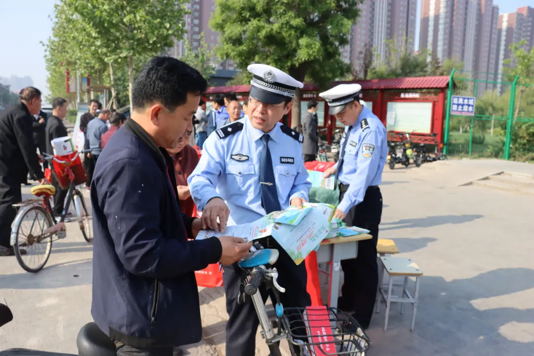 盐山交警 【一盔一带】盐山交警参加“512”全国防灾减灾日宣传活动