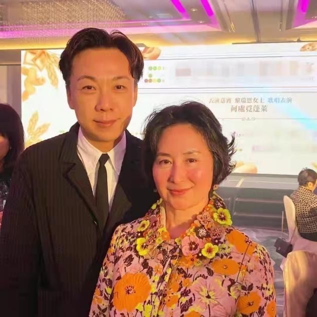 养生 59岁何超琼气质真好，穿那么花的大衣真接地气，配短发像邻家大妈