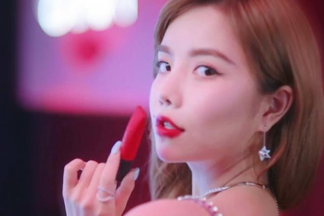 安崎|安崎穿吊带拍广告，抬手时看清“腋窝”，这是对全网女生的尊重