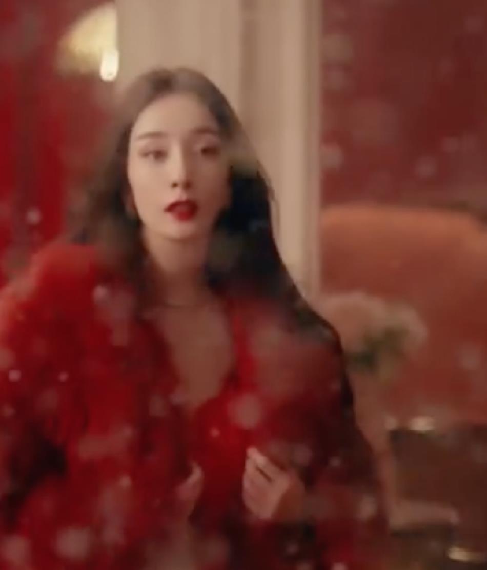 杨幂|美女杨幂身着红裙大长腿抢镜！雪肤玉貌太性感火辣