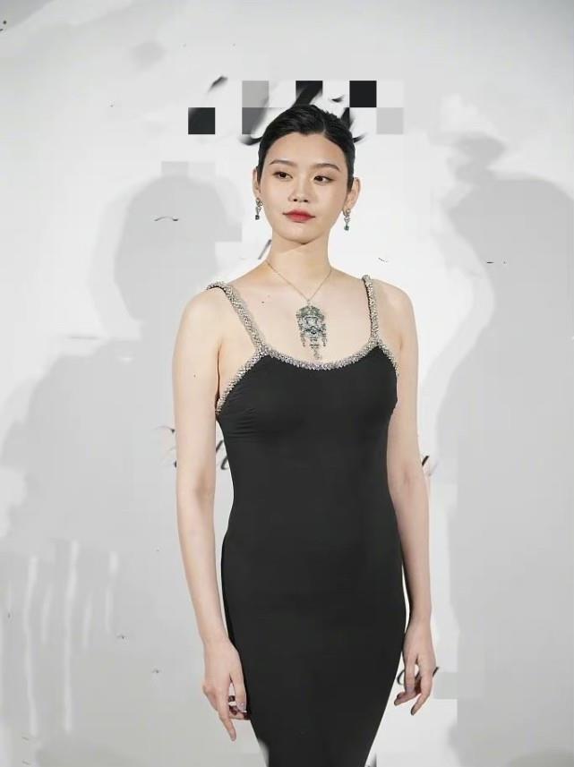 富二代|奚梦瑶怀二胎后现身活动，挺孕肚不再遮掩，嫁豪门后无心再做超模