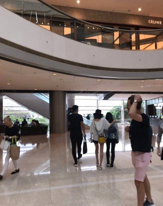 章子怡|章子怡与大女儿牵手逛街似姐妹，小苹果身材高挑颜值佳赶超章子怡