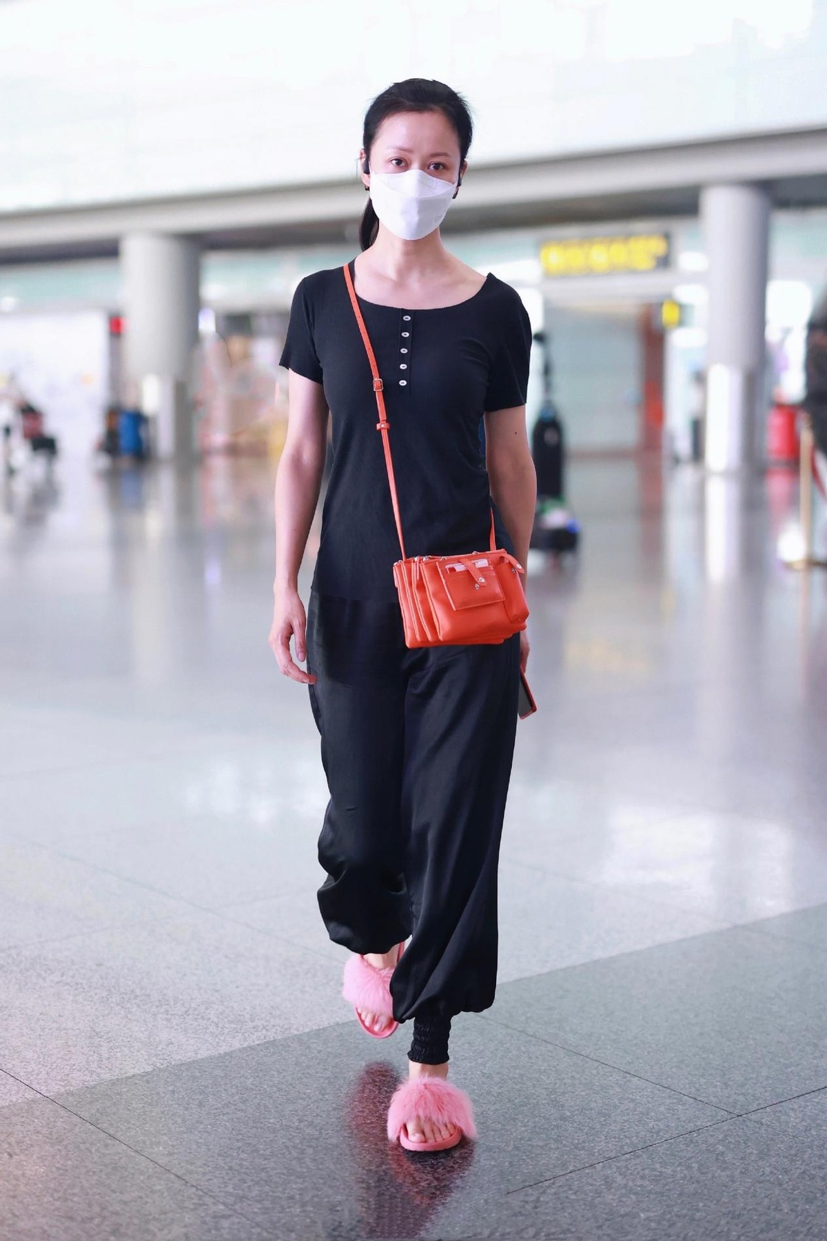 八只爪的猫|别看倪虹洁穿灯笼裤出门像大婶，但身材有曲线，看着真不像70后