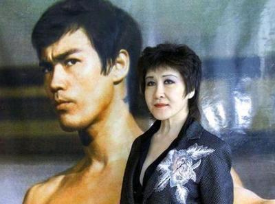 向华强|1973年，李小龙死在丁佩床上，向华强坚持娶她，为何被陈岚夺爱？