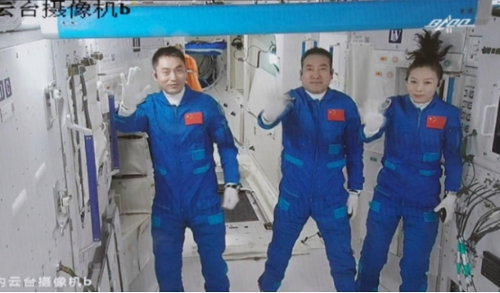 宇宙最潮航天发型!王亚平这张照片火了,网友:这才是真正的女神