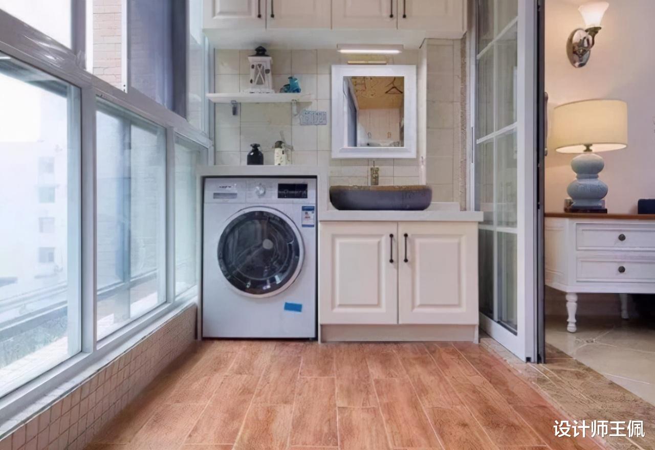 阳台只能铺瓷砖？时尚的年轻人都不喜欢这种设计了，看着就很土