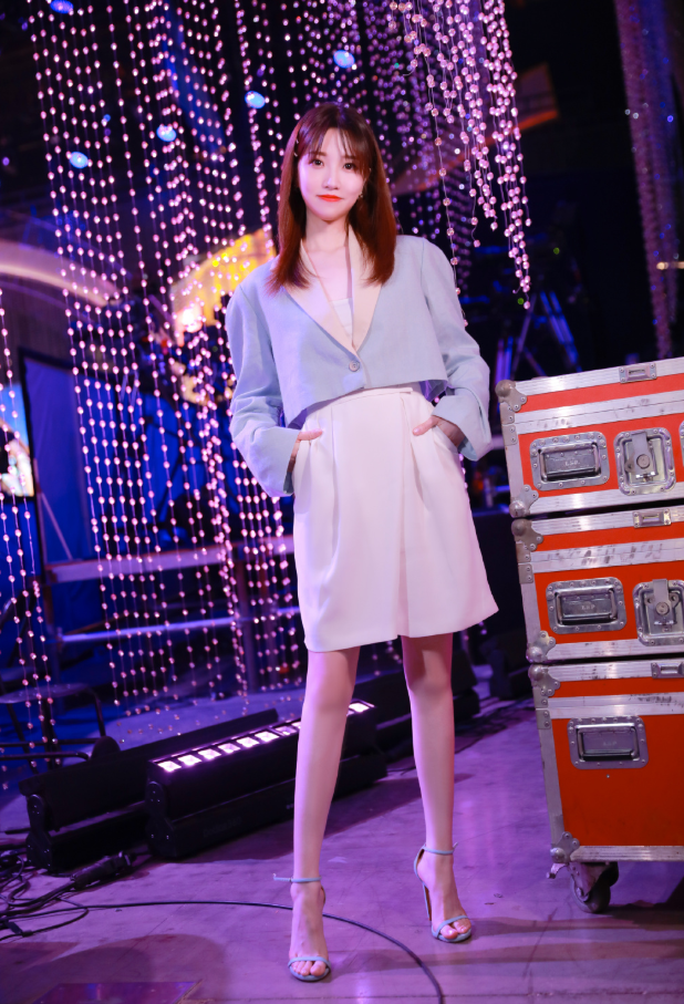 张纯烨|被称为“美腿女神”，肤白貌美，温婉优雅，今30岁颜值身材仍在线