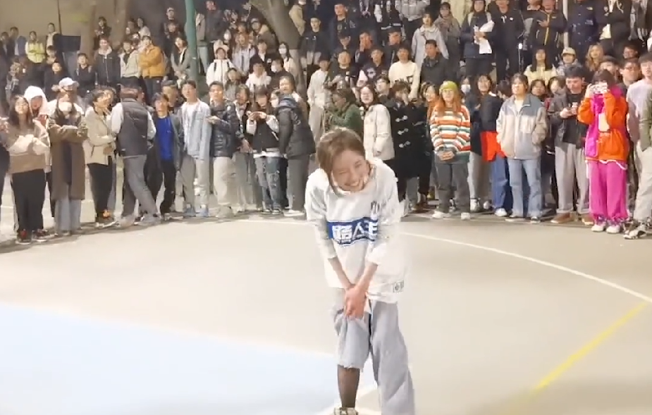 鞠婧祎|运动服里穿黑丝，林七七打篮球让路人王都害羞了，还表演黑丝倒立