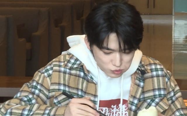 贾玲|本以为口红都是红色，看到宋亚轩喝过的杯子，是我没见过世面了