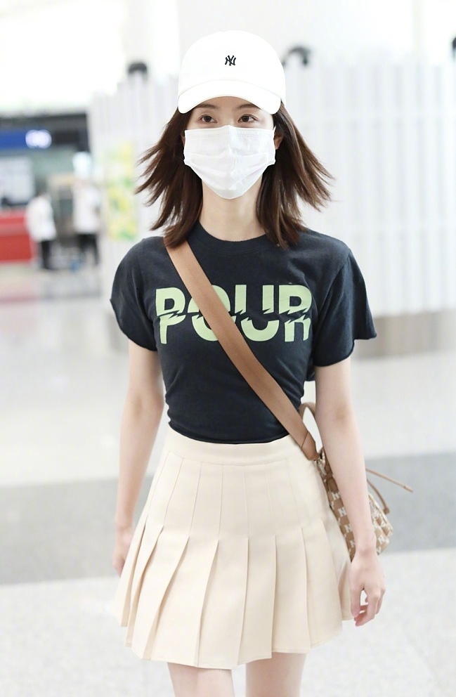 陈都灵|陈都灵恋情曝光后首现身，一身学院风穿搭秀大长腿，状态真不错！