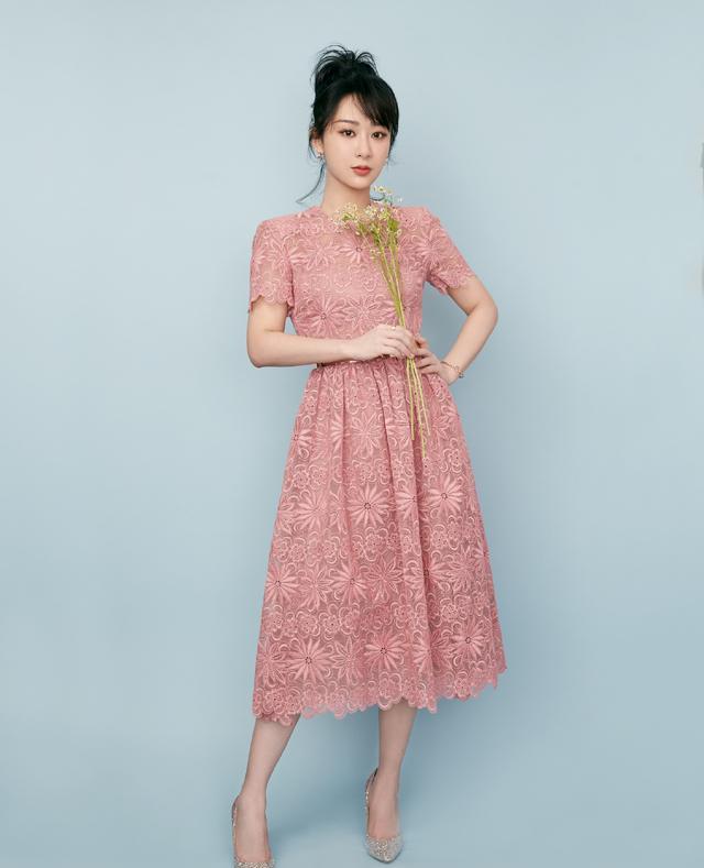 杨紫|杨紫真的是越来越美，穿花瓣裙配马尾清新脱俗，这才是少女的模样