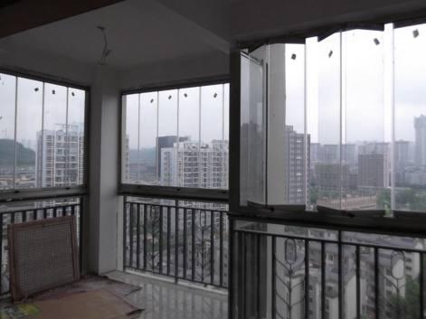 封阳台别装这种窗，老婆非不听劝，不到半年就拆了！