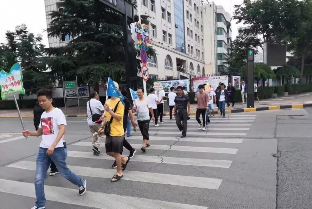 何璐说车 礼让行人实施四年了，如今效果怎么样？车主：弱势群体的保护伞！