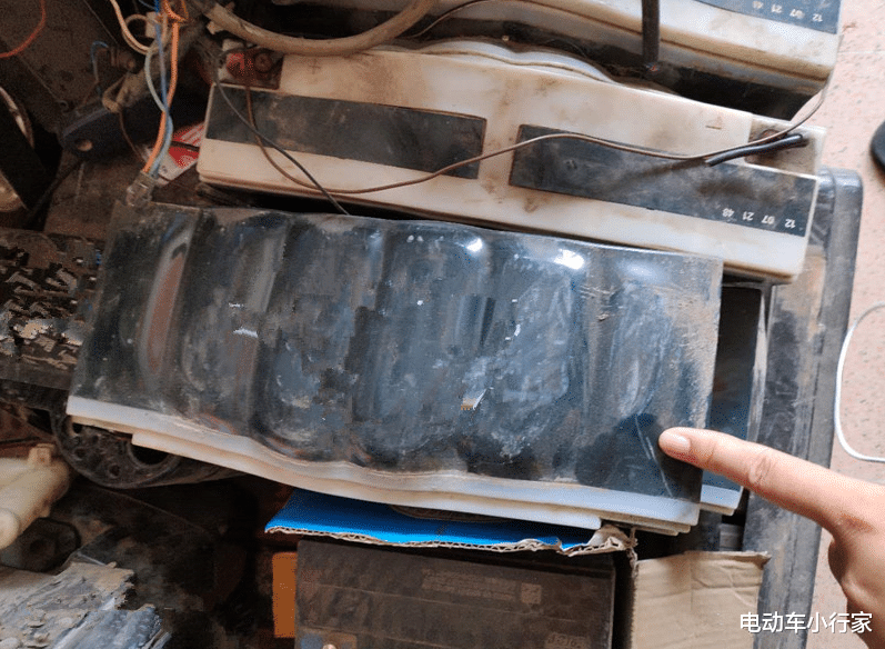 电动车小行家 为什么电动车电池一充电就满，一拧转把就会掉2格电，告诉你原因