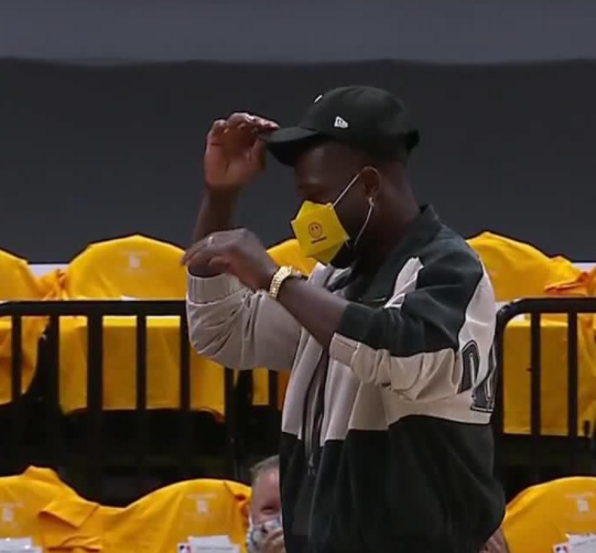 米切尔|西部首支！韦德观战爵士4-1正式晋级，米切尔爆粗怒吼：赶紧滚蛋