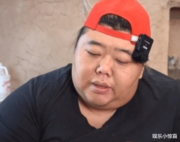 kate 600斤胖猴仔请全家吃烤全羊，自己拿着一根黄瓜啃，直呼造孽啊