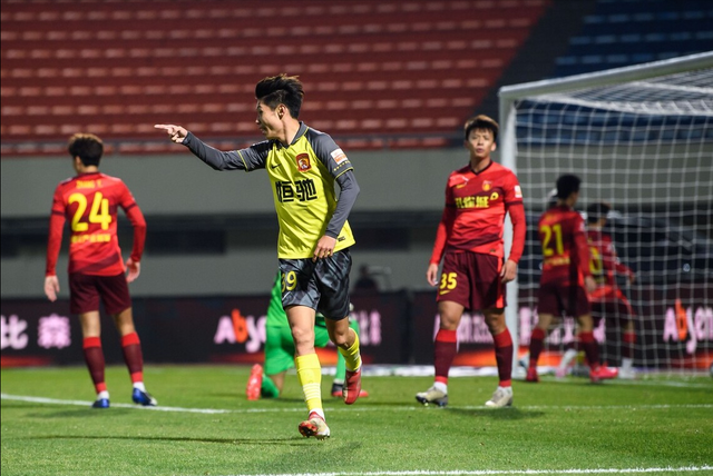 广州队|2-0！中超冠军优势少2分！第2支“40+”球队诞生，广州队爆发连胜