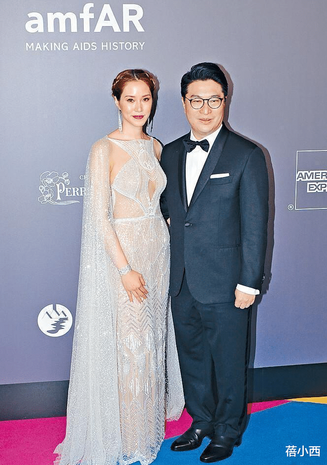 蓓小西 徐子淇与富商老公合影照样敢穿，丰满身材穿薄纱挖洞裙，真有胆量