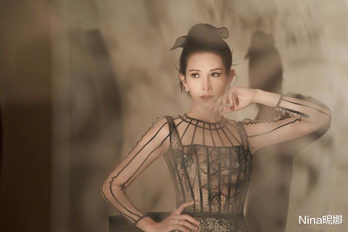 蔡少芬|甄嬛后宫时隔10年同框，蔡少芬穿透视礼服裙抹平9年年龄差，孙俪被秒杀