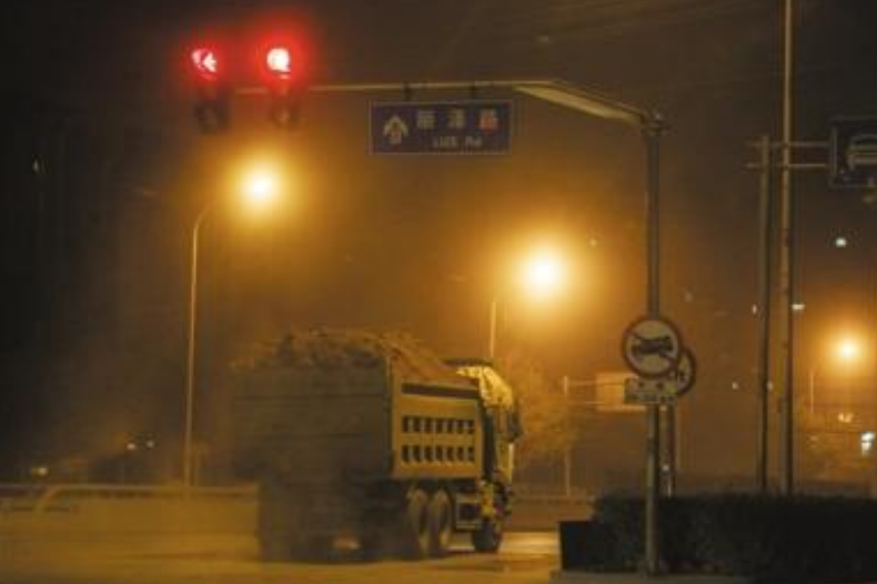 监控视频 为啥渣土车敢闯红灯？谁给他们的勇气？内行人：这些人很不一般