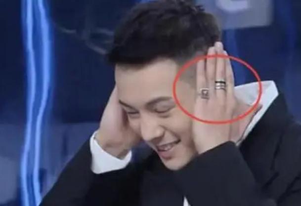 欧阳娜娜|欧阳娜娜不再隐瞒，主动提和陈伟霆关系，脖子上项链早就说明一切