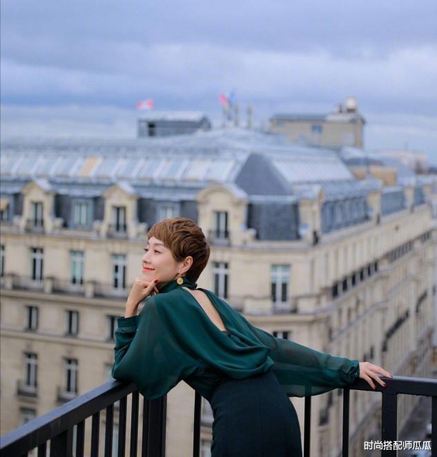 时尚搭配师瓜瓜|?奔四的女人,尽量不要短袖配牛仔裤,学马伊琍这样穿,谁穿谁好看