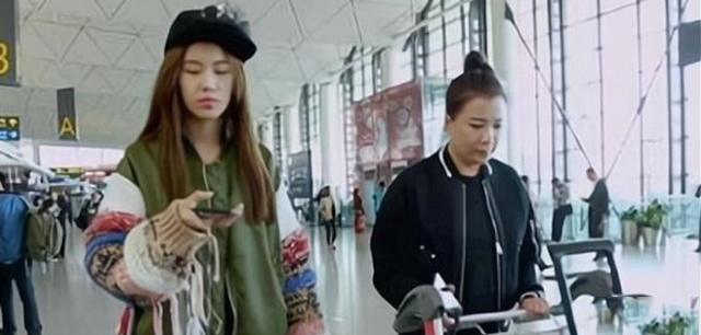 布谷妈妈|16岁“女巨婴”吃饭靠妈喂，日花销过万：养废一个女儿，“富”养她就够了