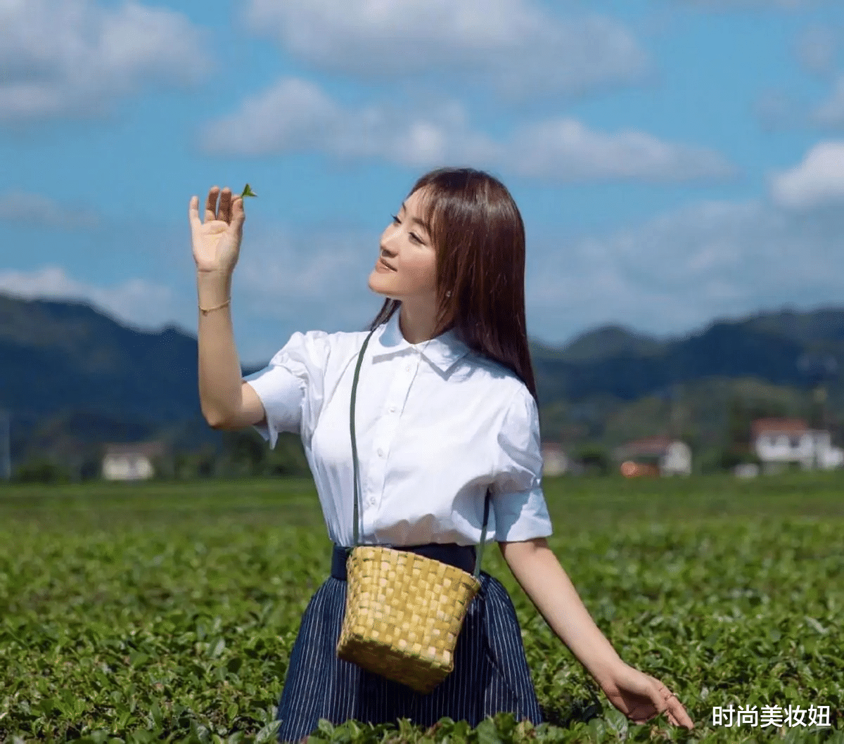 时尚美妆妞 杨钰莹“娃娃脸”真不显老,白衬衫+半身裙像小姑娘,哪像50岁
