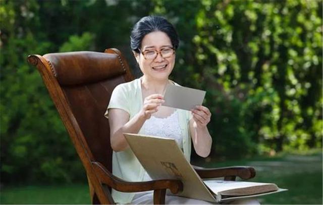 你像意外|孙女吐槽61岁姥姥爱美又爱逛,高颜值姥姥一出场,别说了让她买