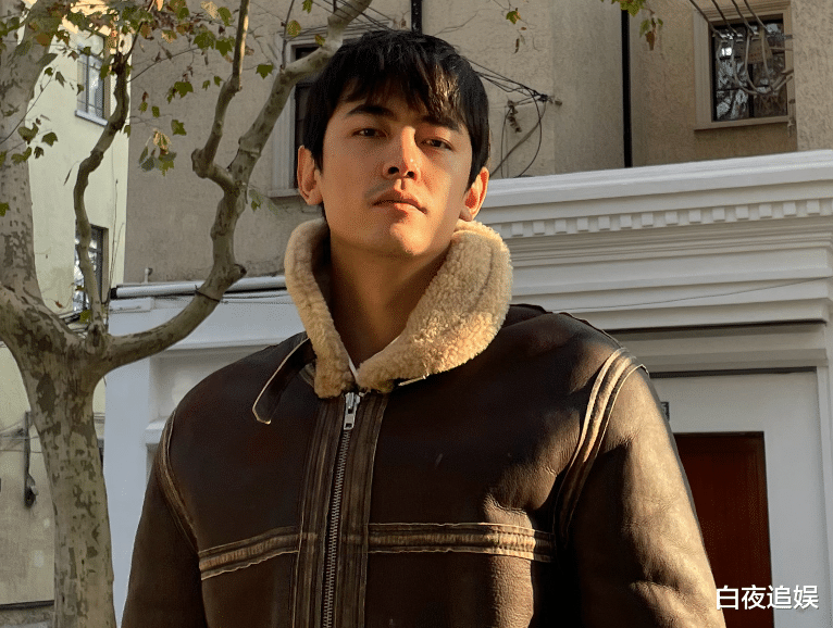 纪凌尘|28岁纪凌尘公开新恋情，女方私人照被扒出，颜值气质不输阚清子