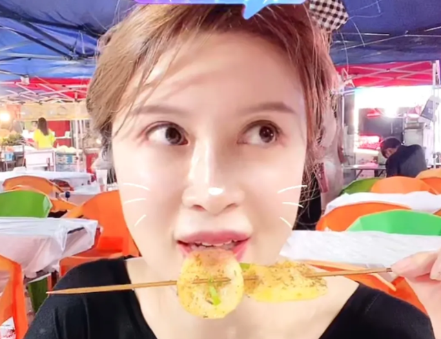 情窦初开的青春|46岁金巧巧又做起了“吃播”！能坐上总裁夫人的位置，是有原因的