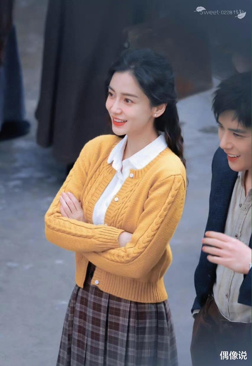 Angelababy|Angelababy和剧组小演员合影，蹲下身贴着小女孩肩膀，显得脸超小