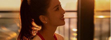 时尚百搭说|38岁佟丽娅与33岁倪妮，状态绝美，少女感十足，谁更胜一筹
